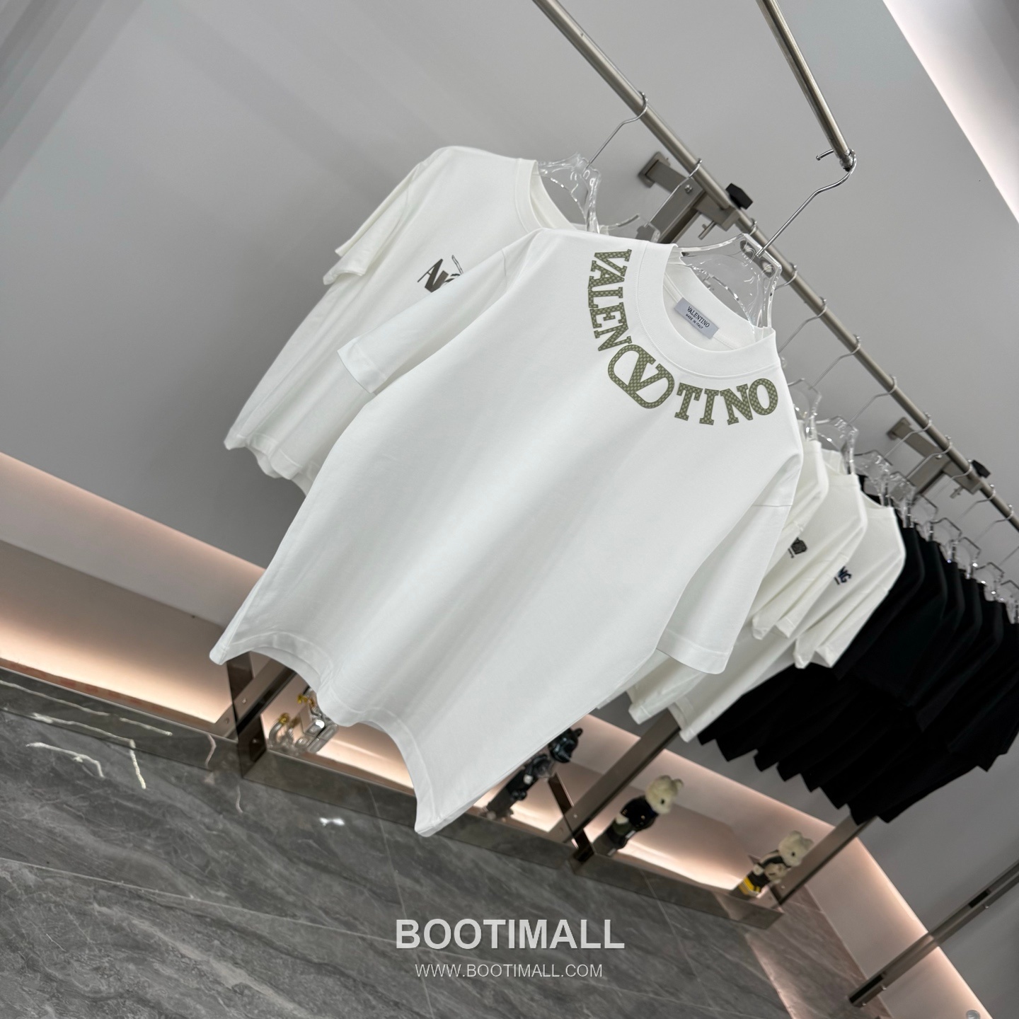 Valentino 2026 Spring Logo Tee Black T-Shirt 발렌티노 2026 봄 로고 티 블랙 반팔 티셔츠 8