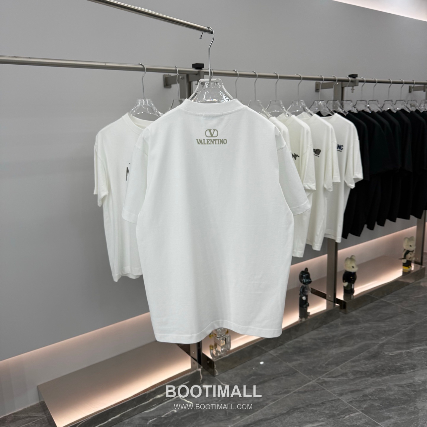 Valentino 2026 Spring Logo Tee Black T-Shirt 발렌티노 2026 봄 로고 티 블랙 반팔 티셔츠 13