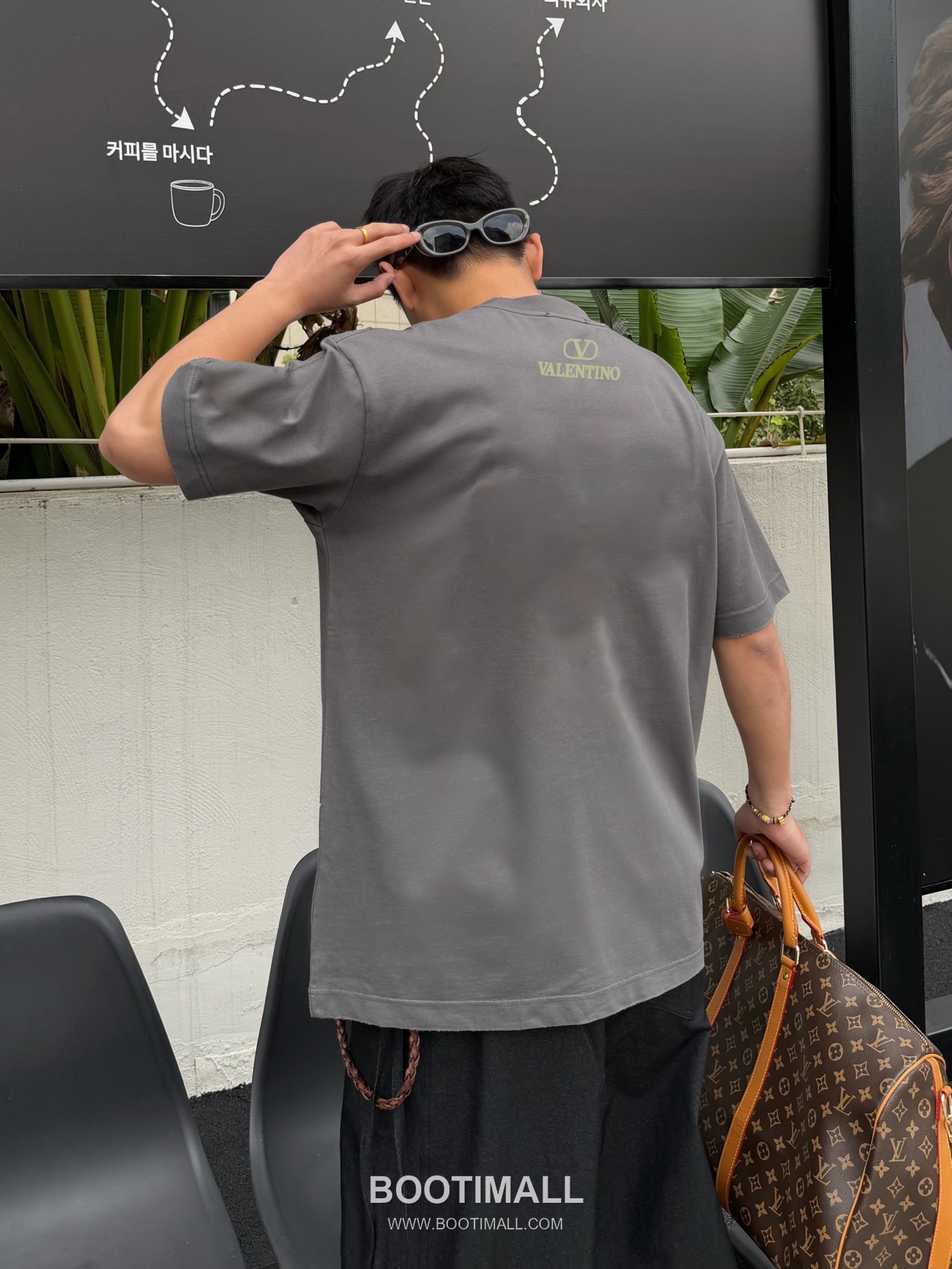 Valentino 2026 Spring Logo Tee Black T-Shirt 발렌티노 2026 봄 로고 티 블랙 반팔 티셔츠 5