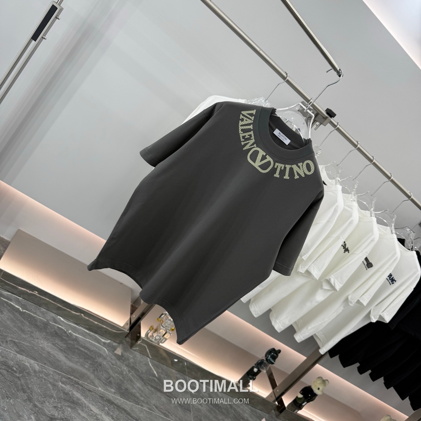 Valentino 2026 Spring Logo Tee Black T-Shirt 발렌티노 2026 봄 로고 티 블랙 반팔 티셔츠 8