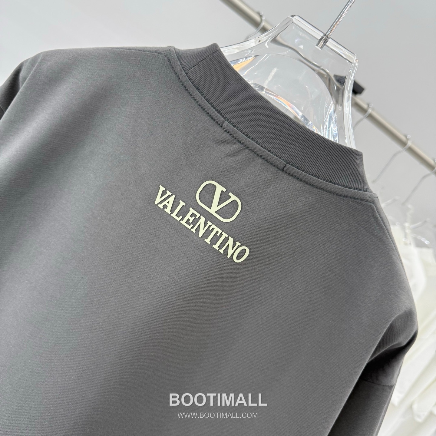 Valentino 2026 Spring Logo Tee Black T-Shirt 발렌티노 2026 봄 로고 티 블랙 반팔 티셔츠 14