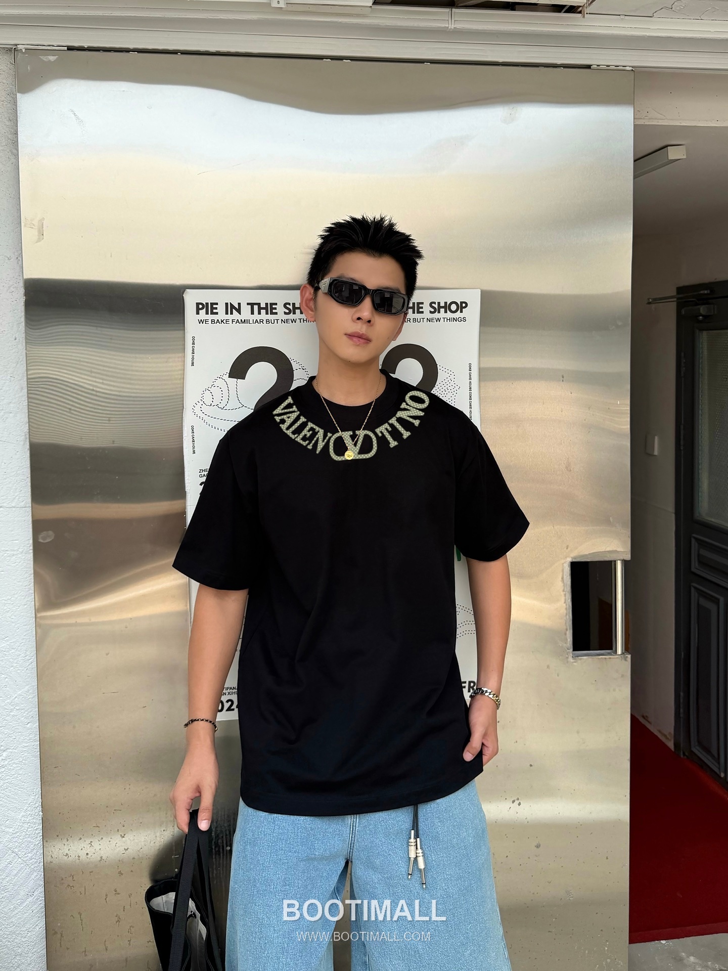 Valentino 2026 Spring Logo Tee Black T-Shirt 발렌티노 2026 봄 로고 티 블랙 반팔 티셔츠 1