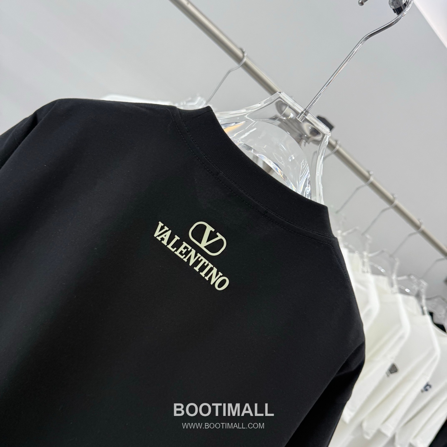 Valentino 2026 Spring Logo Tee Black T-Shirt 발렌티노 2026 봄 로고 티 블랙 반팔 티셔츠 14