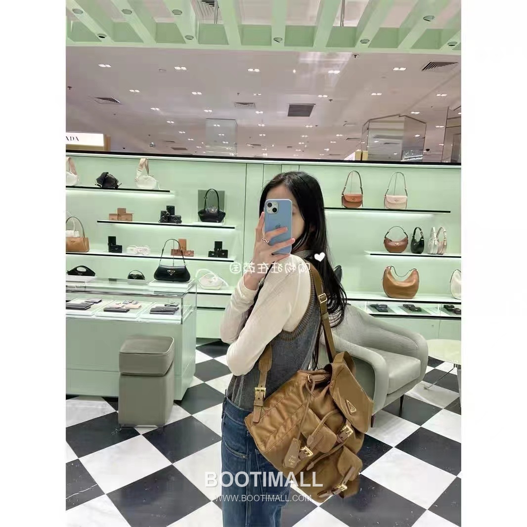 Prada Re-Nylon Backpack Re-Nylon and Leather Black 프라다 리나일론 백팩 1BZ677 리나일론과 레더 블랙 28cm 1