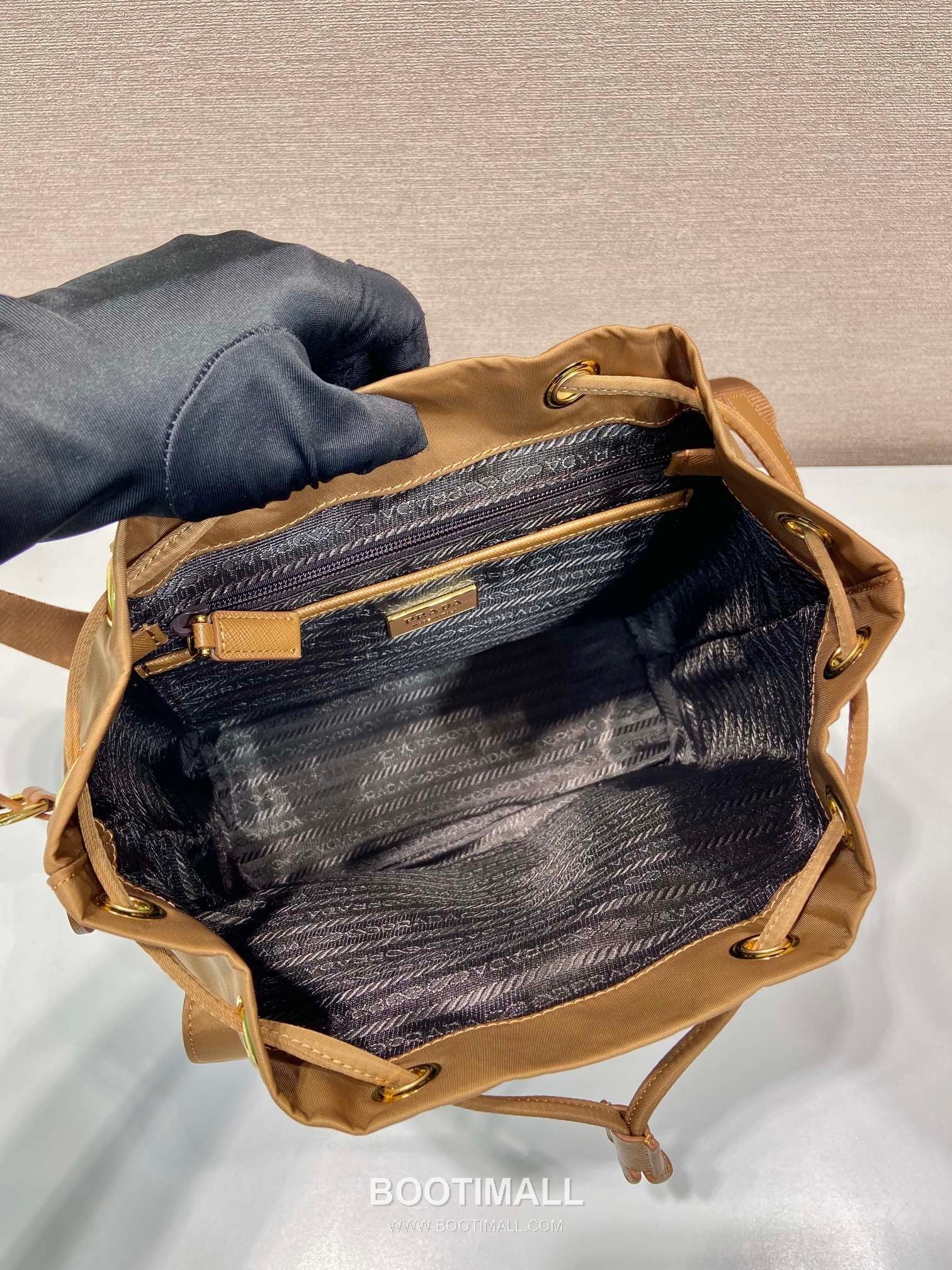 Prada Re-Nylon Backpack Re-Nylon and Leather Black 프라다 리나일론 백팩 1BZ677 리나일론과 레더 블랙 28cm 11