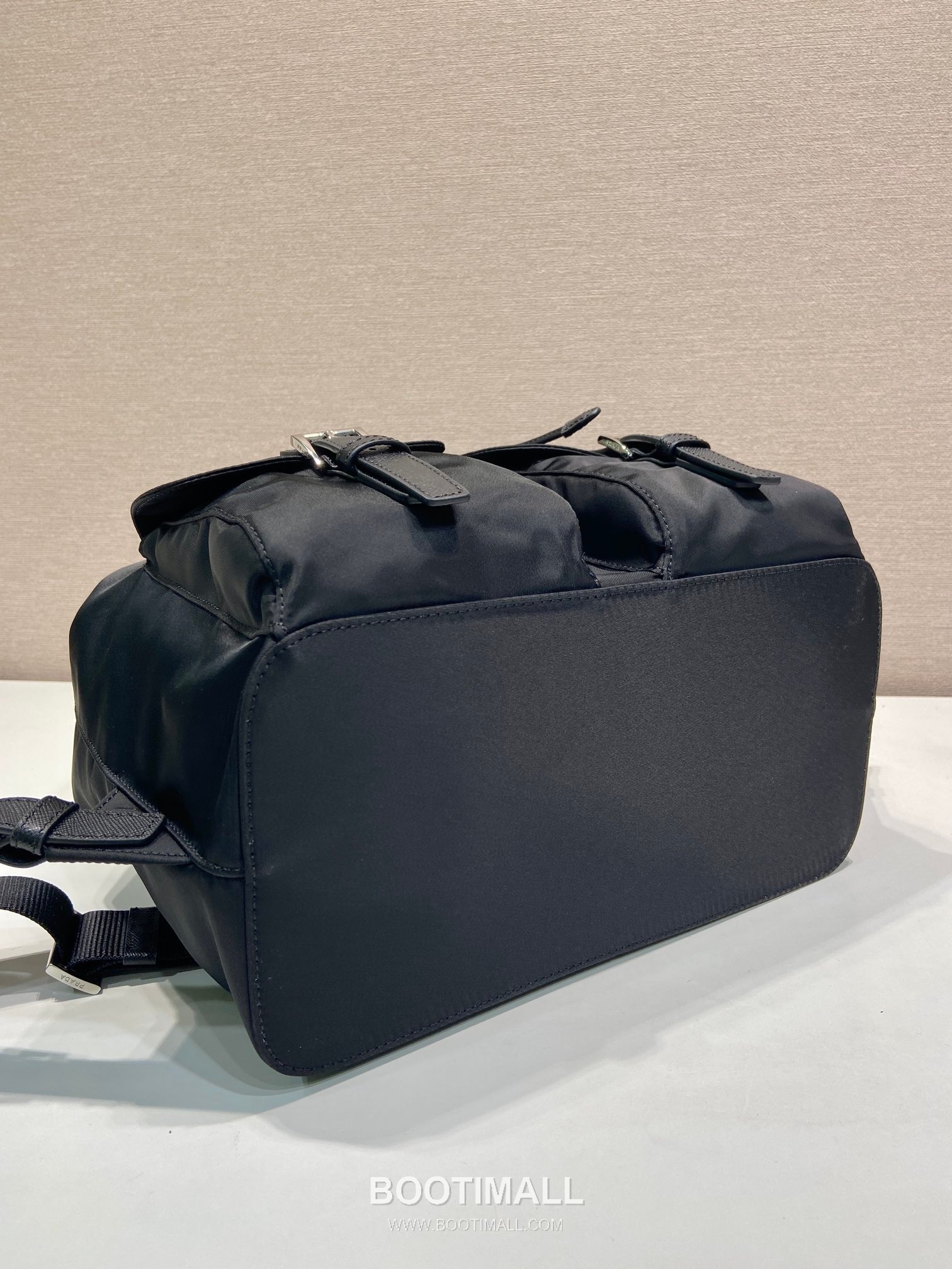 Prada Classic Parachute Backpack Parachute Nylon and Cross-Grain Calfskin 프라다 클래식 패러슈트 백팩 패러슈트 나일론 크로스그레인 카프스킨 32cm 10