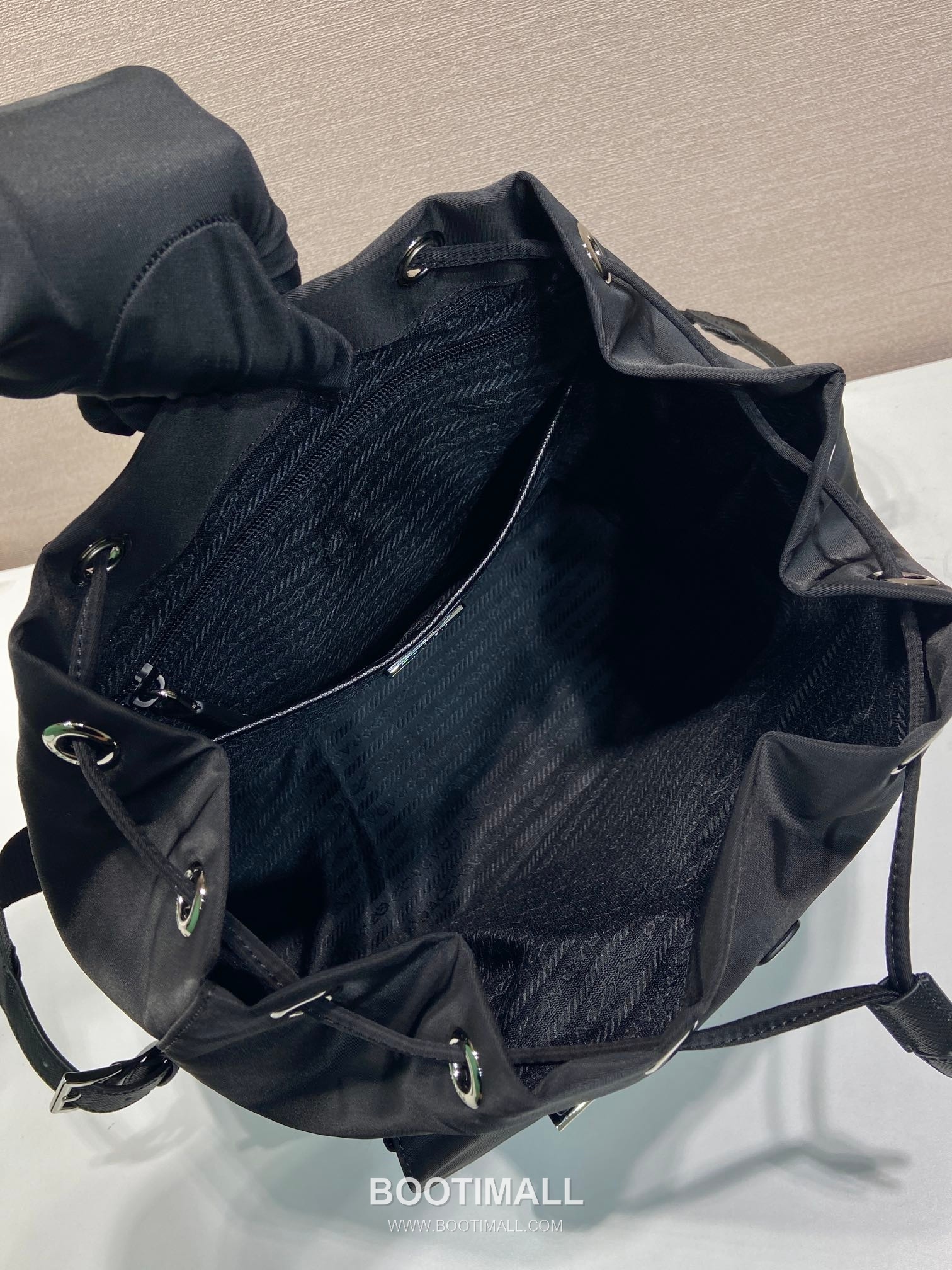 Prada Classic Parachute Backpack Parachute Nylon and Cross-Grain Calfskin 프라다 클래식 패러슈트 백팩 패러슈트 나일론 크로스그레인 카프스킨 32cm 11