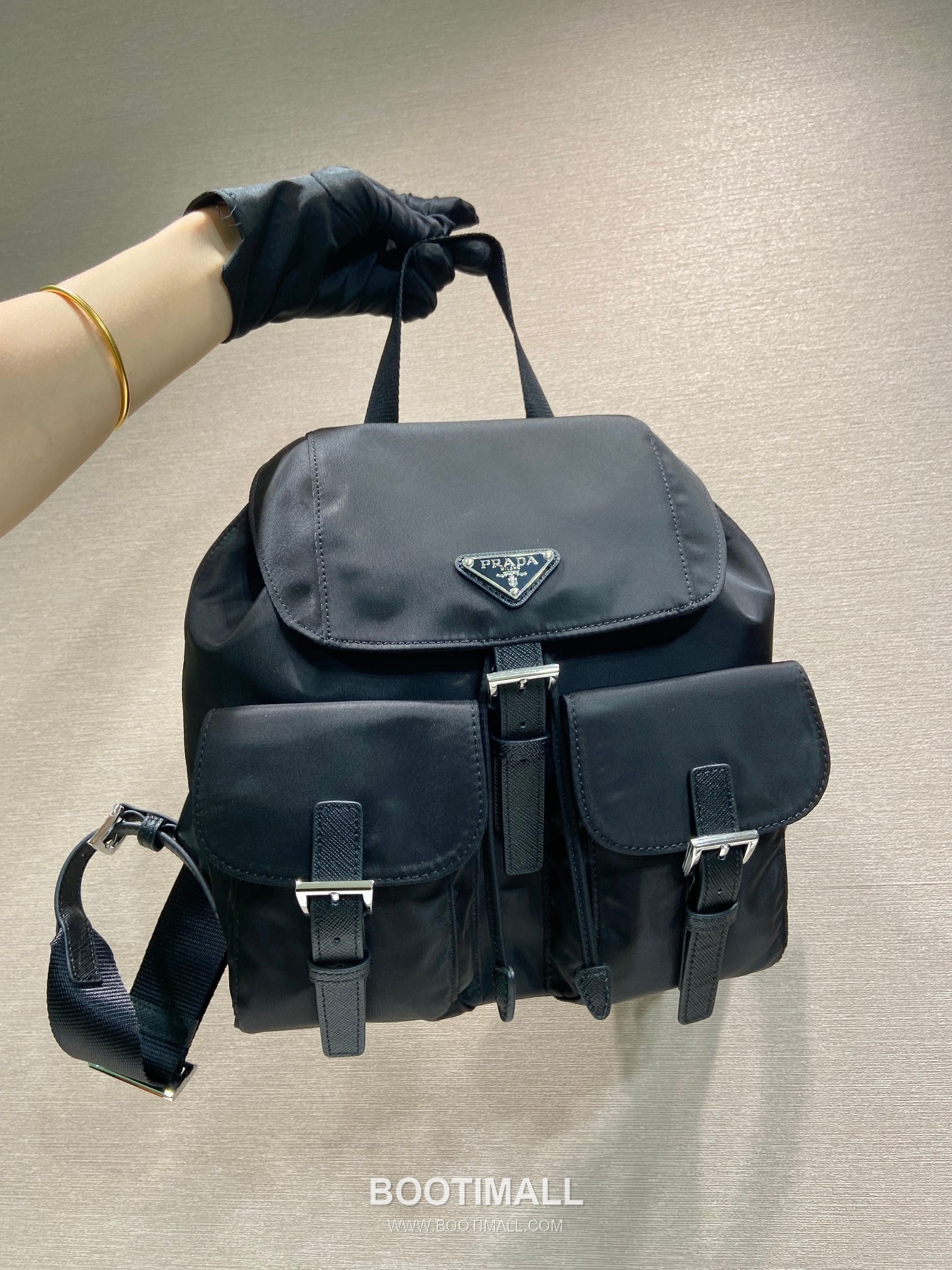Prada Parachute Nylon Small Backpack Parachute Nylon and Cross-Grain Calfskin 프라다 패러슈트 나일론 스몰 백팩 패러슈트 나일론 크로스그레인 카프스킨 28cm 3