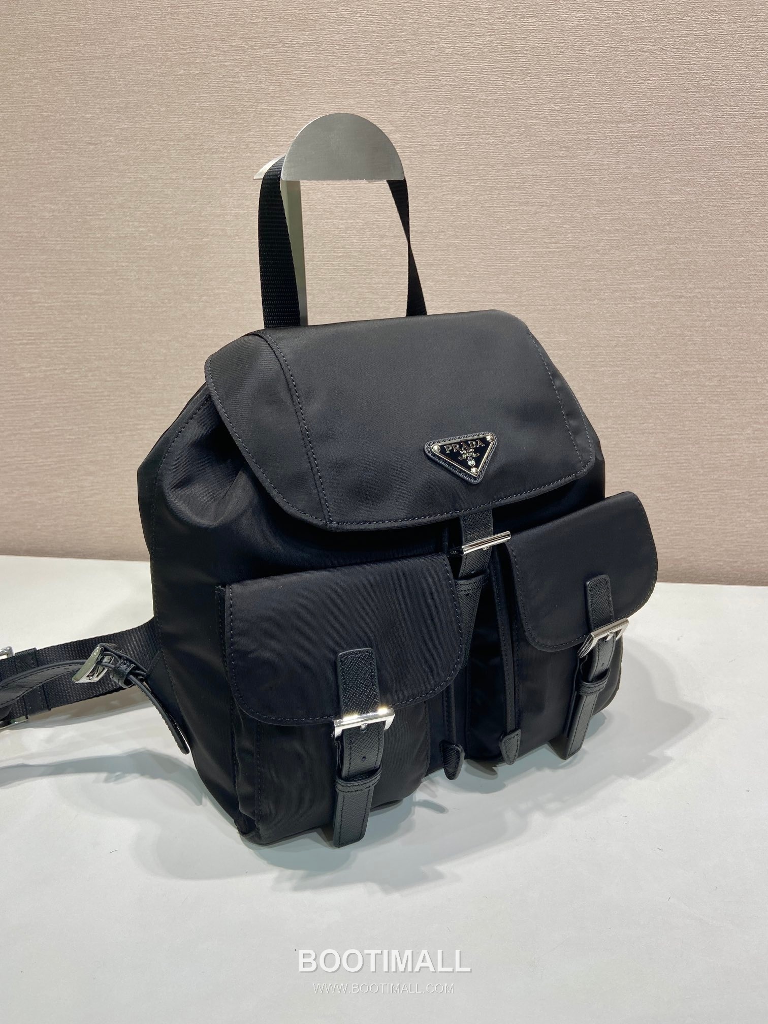 Prada Parachute Nylon Small Backpack Parachute Nylon and Cross-Grain Calfskin 프라다 패러슈트 나일론 스몰 백팩 패러슈트 나일론 크로스그레인 카프스킨 28cm 5