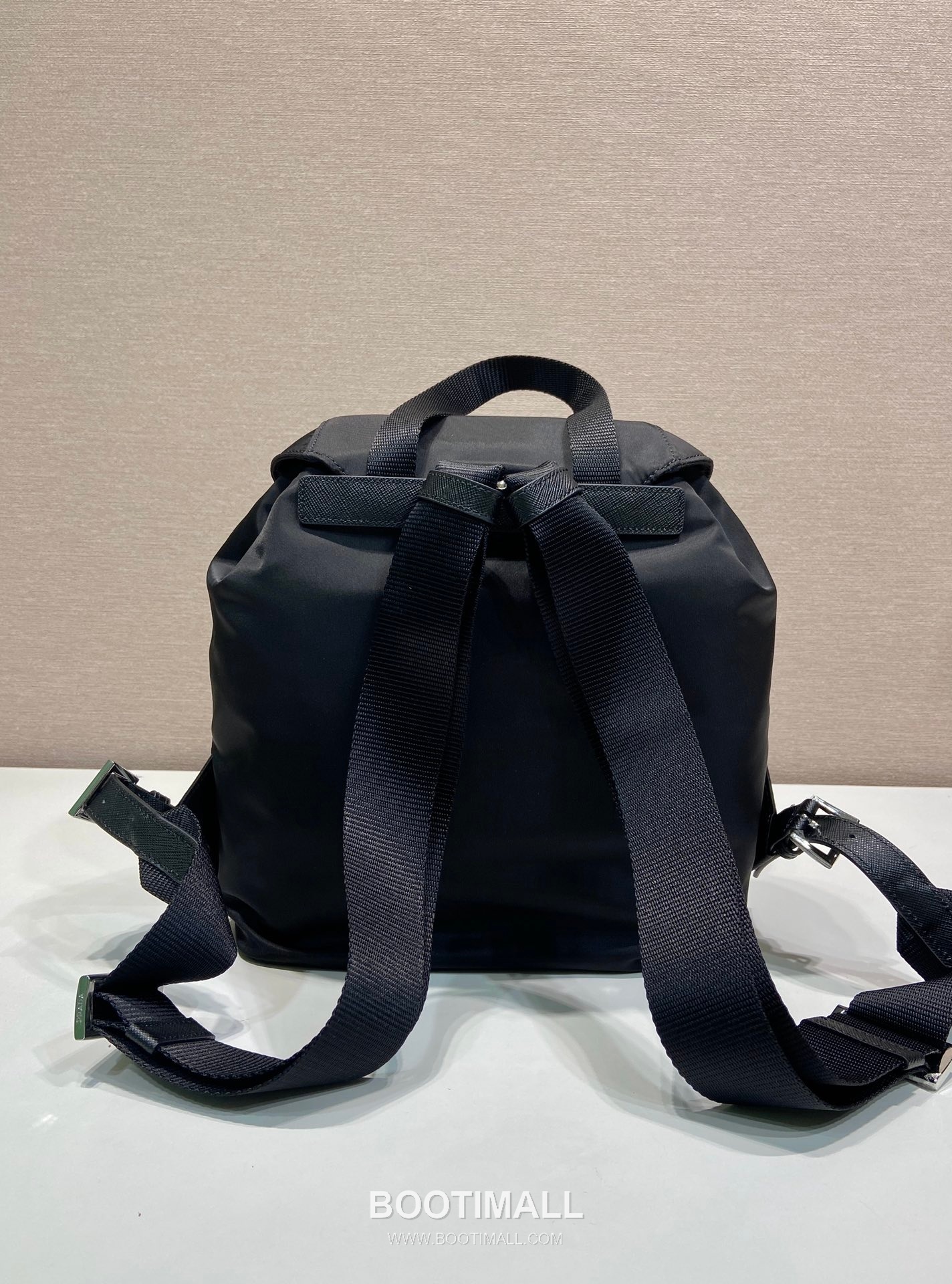 Prada Parachute Nylon Small Backpack Parachute Nylon and Cross-Grain Calfskin 프라다 패러슈트 나일론 스몰 백팩 패러슈트 나일론 크로스그레인 카프스킨 28cm 7
