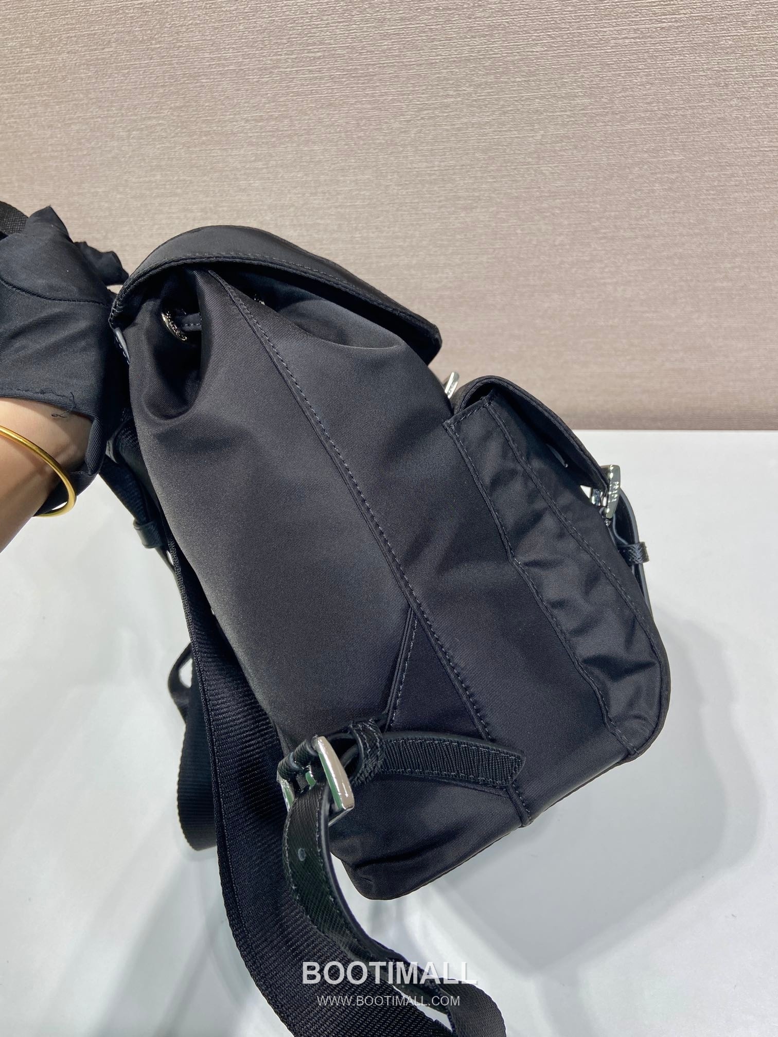 Prada Parachute Nylon Small Backpack Parachute Nylon and Cross-Grain Calfskin 프라다 패러슈트 나일론 스몰 백팩 패러슈트 나일론 크로스그레인 카프스킨 28cm 8