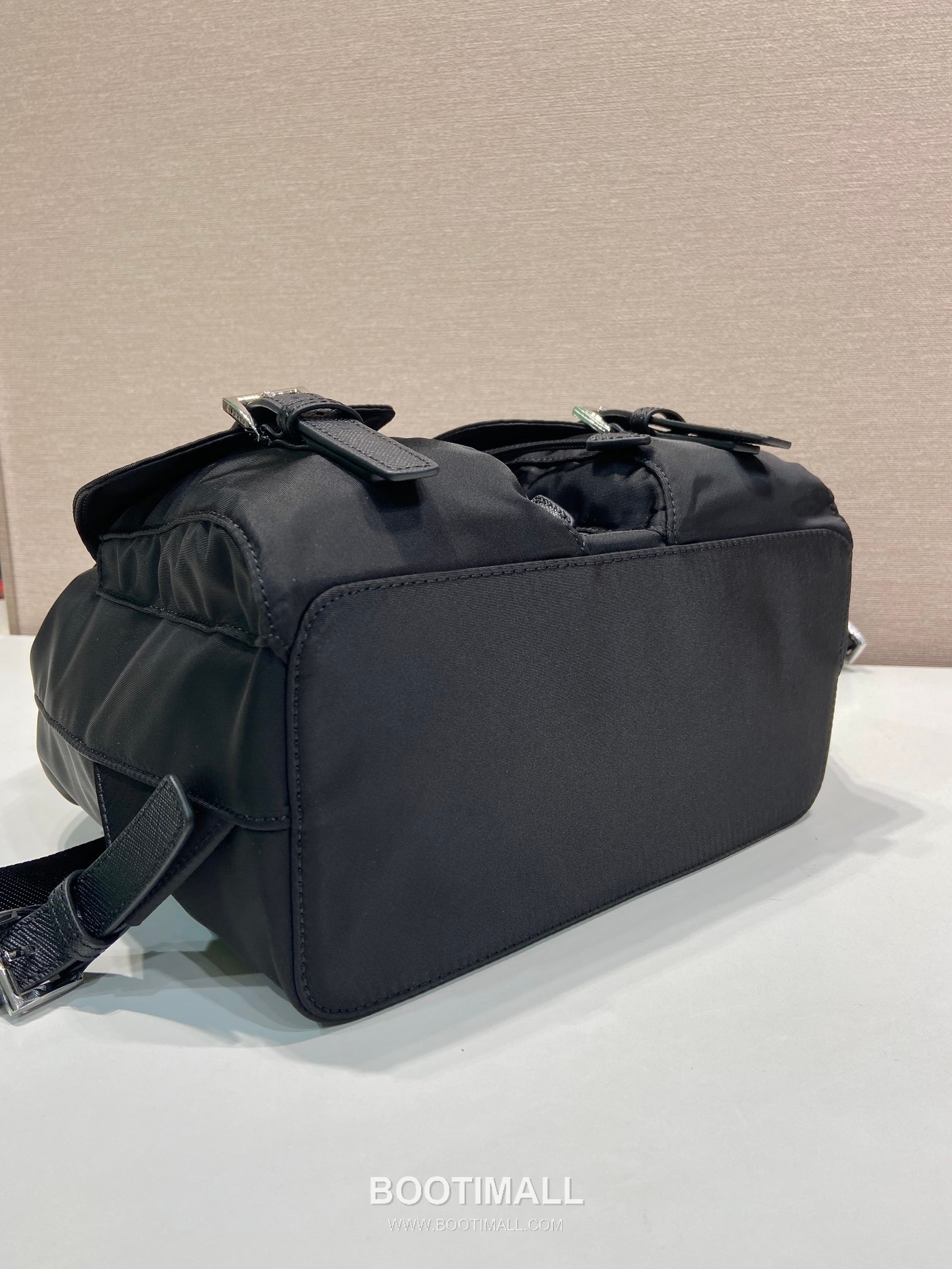 Prada Parachute Nylon Small Backpack Parachute Nylon and Cross-Grain Calfskin 프라다 패러슈트 나일론 스몰 백팩 패러슈트 나일론 크로스그레인 카프스킨 28cm 9