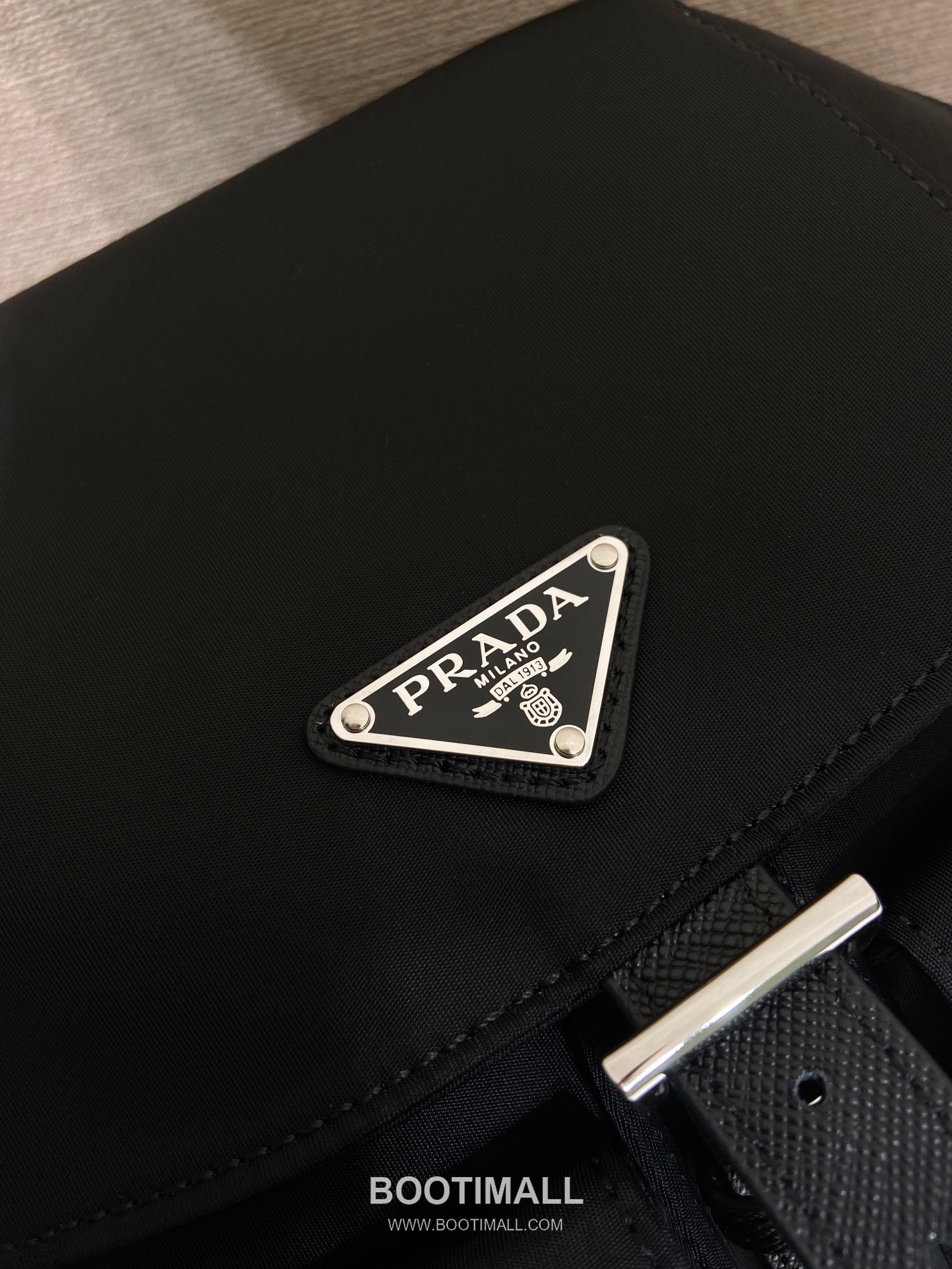 Prada Parachute Nylon Small Backpack Parachute Nylon and Cross-Grain Calfskin 프라다 패러슈트 나일론 스몰 백팩 패러슈트 나일론 크로스그레인 카프스킨 28cm 10