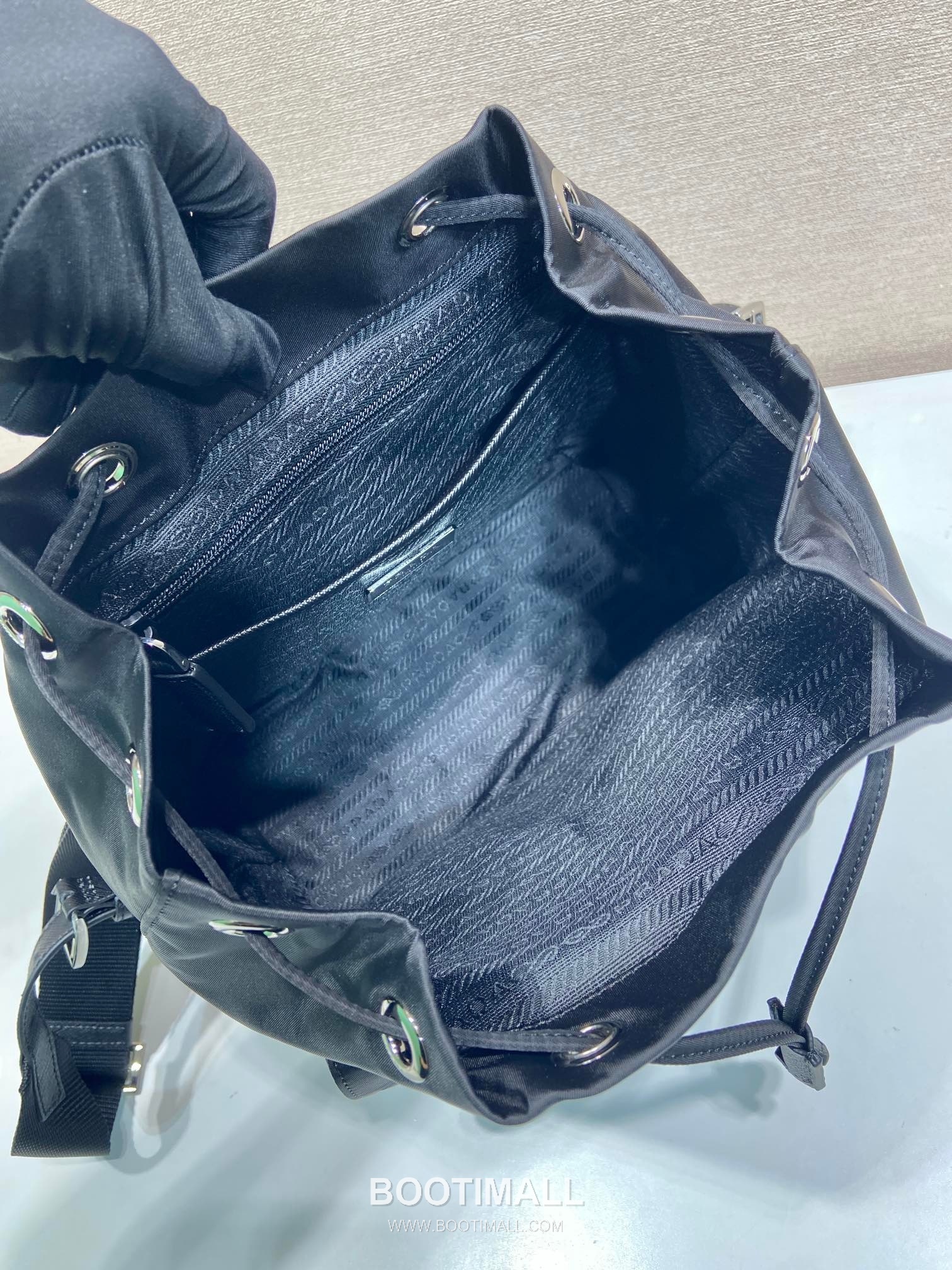 Prada Parachute Nylon Small Backpack Parachute Nylon and Cross-Grain Calfskin 프라다 패러슈트 나일론 스몰 백팩 패러슈트 나일론 크로스그레인 카프스킨 28cm 11