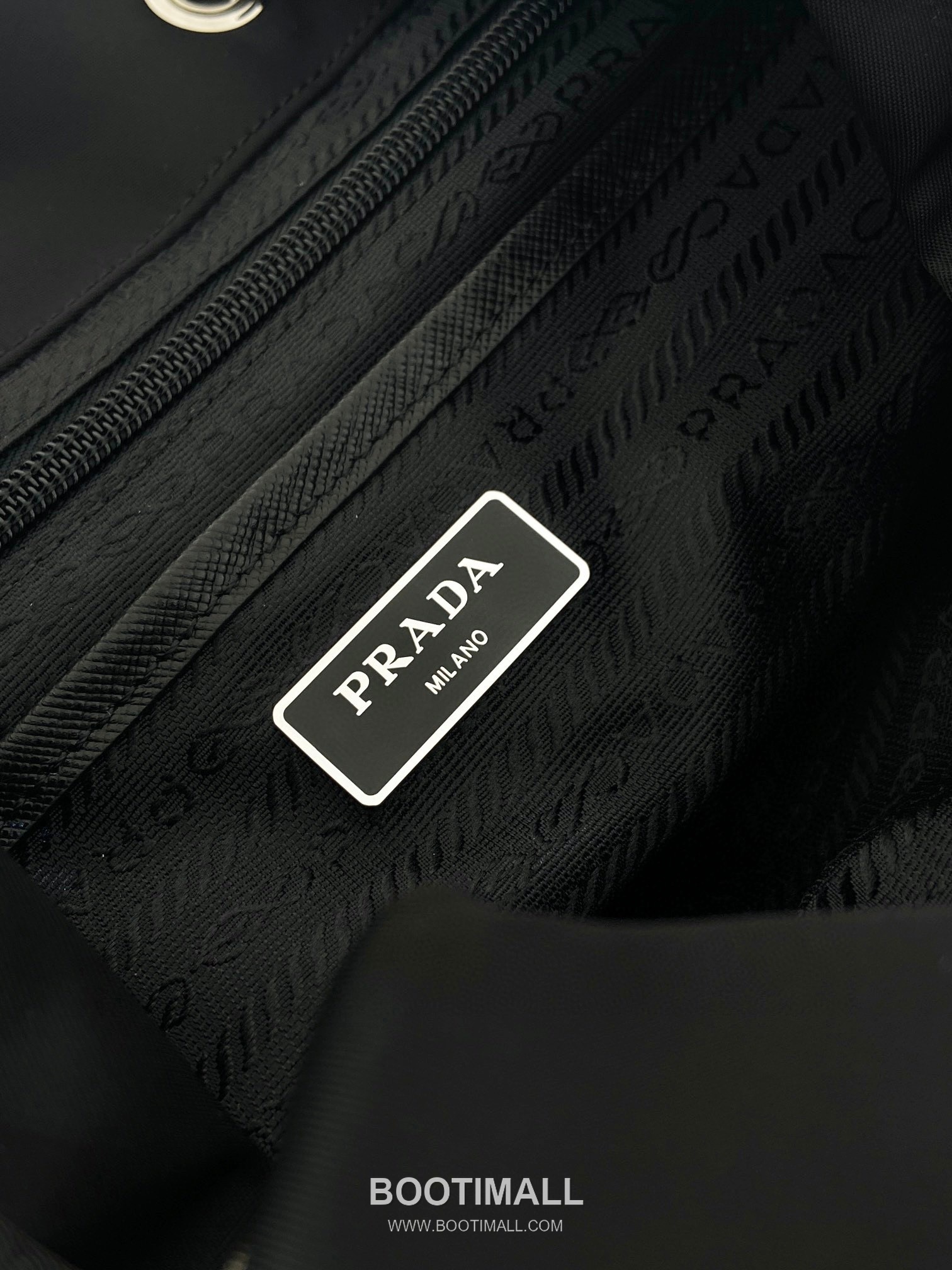 Prada Parachute Nylon Small Backpack Parachute Nylon and Cross-Grain Calfskin 프라다 패러슈트 나일론 스몰 백팩 패러슈트 나일론 크로스그레인 카프스킨 28cm 12