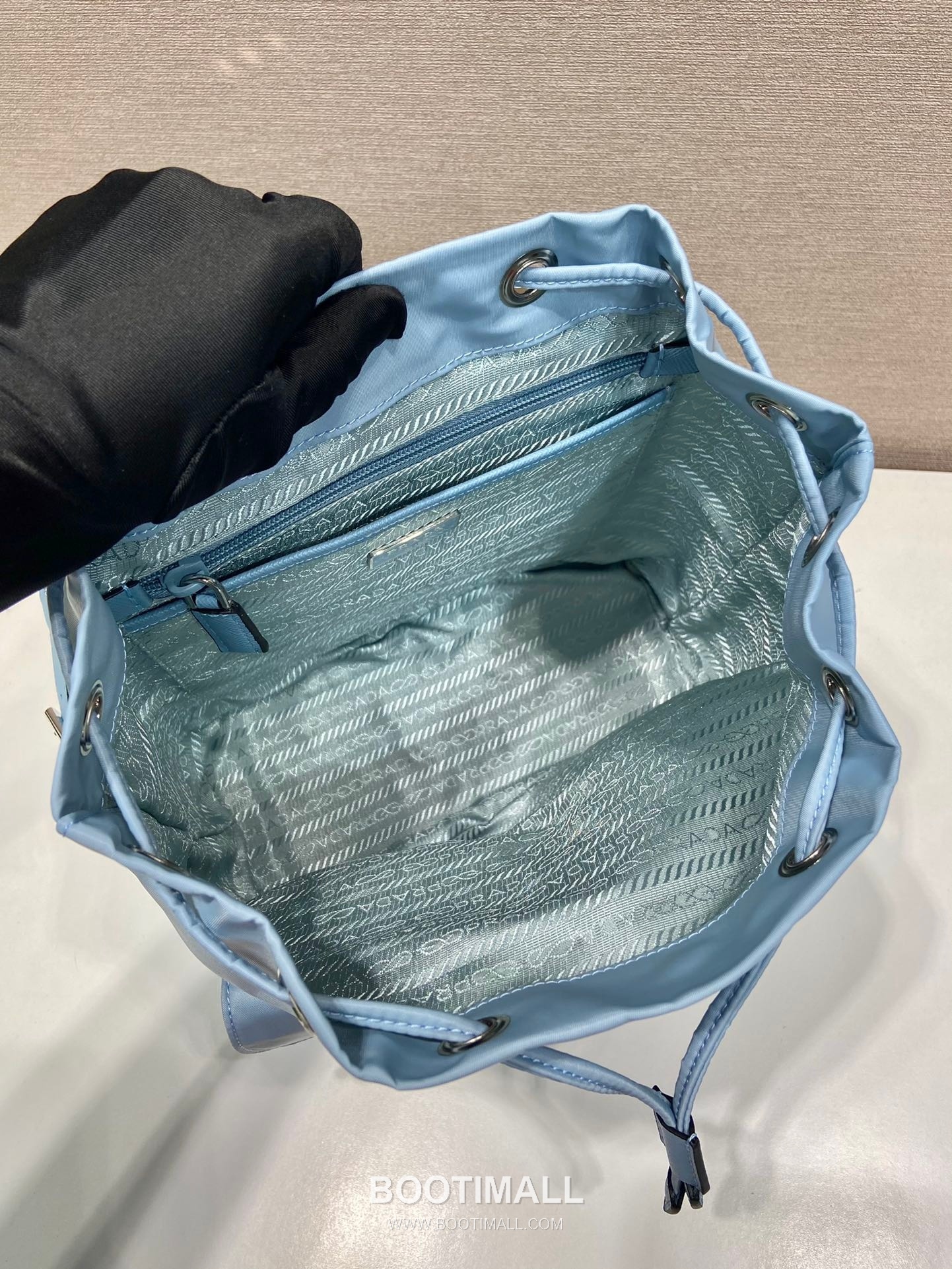 Prada Parachute Nylon Small Backpack Parachute Nylon and Cross-Grain Calfskin 프라다 1BZ677 패러슈트 나일론 스몰 백팩 패러슈트 나일론과 크로스그레인 카프스킨 28cm 9