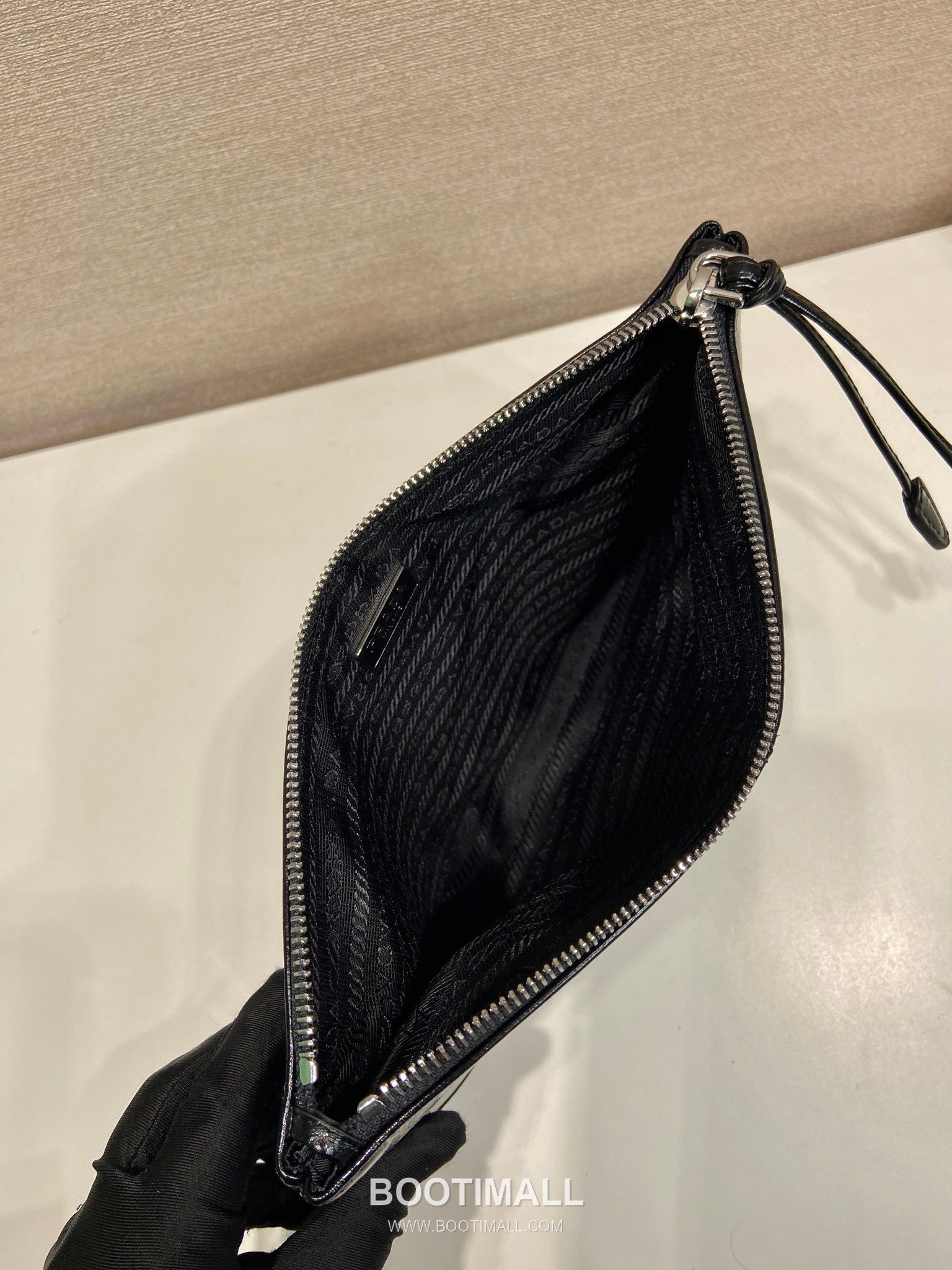 Prada Large Pouch Oiled Leather 프라다 2NH006 라지 파우치 오일드 레더 28cm 9