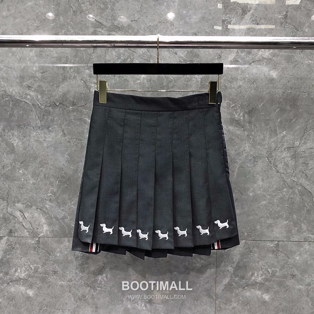 Thom Browne Dog Embroidery Pleated Skirt Grey 톰브라운 도그 자수 플리츠 스커트 그레이 1