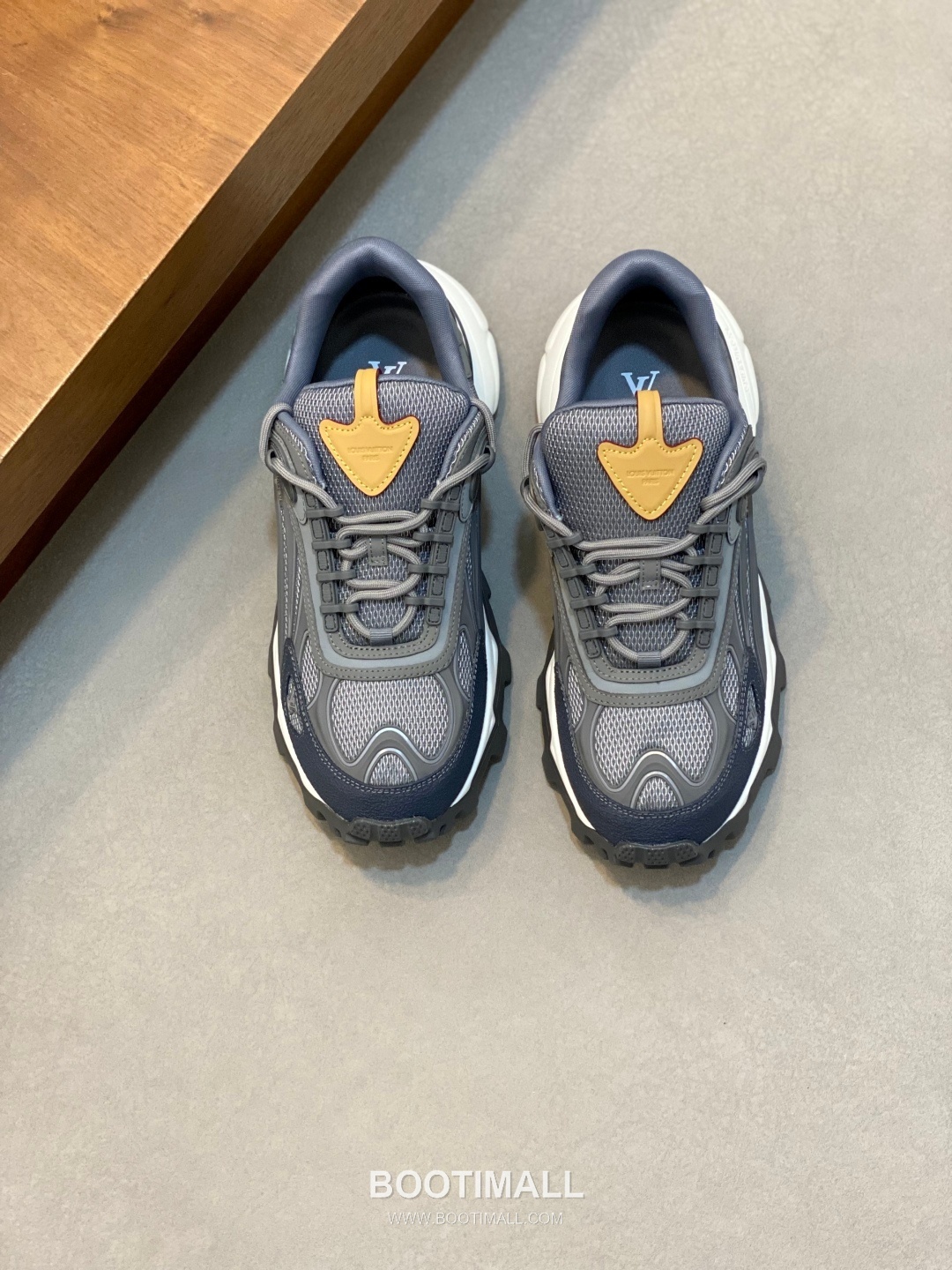 Louis Vuitton Nappa Mesh Trail Sneaker Nappa Calfskin Mesh Canvas Grey Sneakers 루이비통 나파 메쉬 트레일 스니커즈 나파 송아지 가죽 메쉬 캔버스 그레이 2