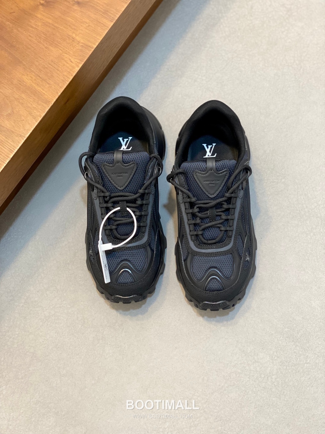 Louis Vuitton Nappa Mesh Trail Sneaker Nappa Calfskin Mesh Canvas Grey Sneakers 루이비통 나파 메쉬 트레일 스니커즈 나파 송아지 가죽 메쉬 캔버스 그레이 2