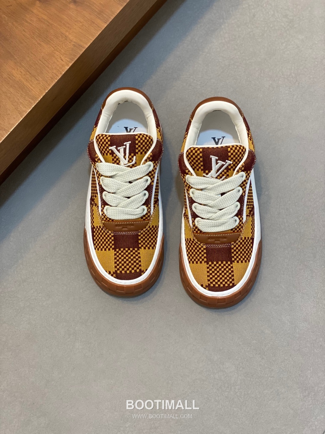 Louis Vuitton Monogram Print Calf Leather Sneaker Calf Leather Mesh Brown Sneakers 루이비통 모노그램 프린트 송아지 가죽 스니커즈 송아지 가죽 메쉬 브라운 1