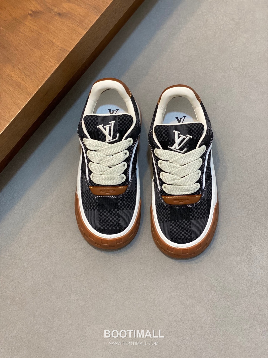 Louis Vuitton Monogram Print Calf Leather Sneaker Calf Leather Mesh Brown Sneakers 루이비통 모노그램 프린트 송아지 가죽 스니커즈 송아지 가죽 메쉬 브라운 1