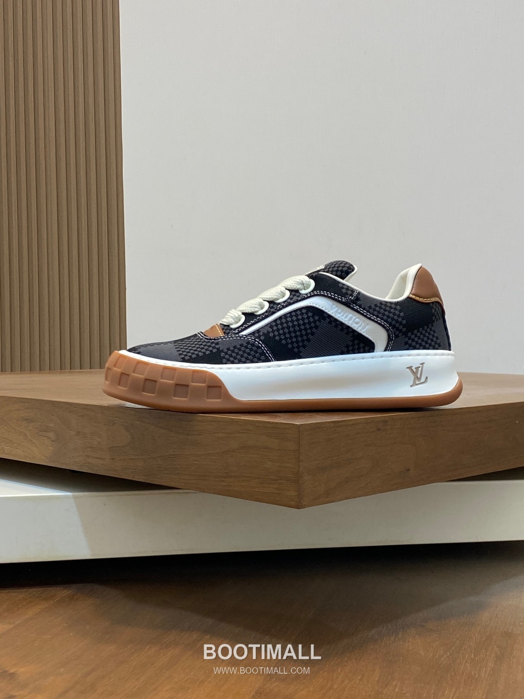 Louis Vuitton Monogram Print Calf Leather Sneaker Calf Leather Mesh Brown Sneakers 루이비통 모노그램 프린트 송아지 가죽 스니커즈 송아지 가죽 메쉬 브라운 2