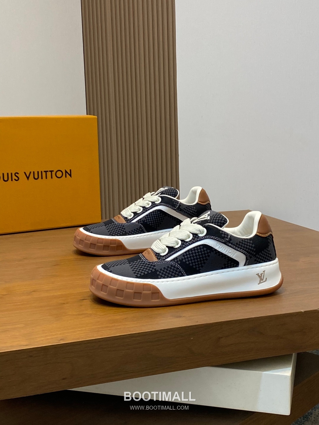 Louis Vuitton Monogram Print Calf Leather Sneaker Calf Leather Mesh Brown Sneakers 루이비통 모노그램 프린트 송아지 가죽 스니커즈 송아지 가죽 메쉬 브라운 3