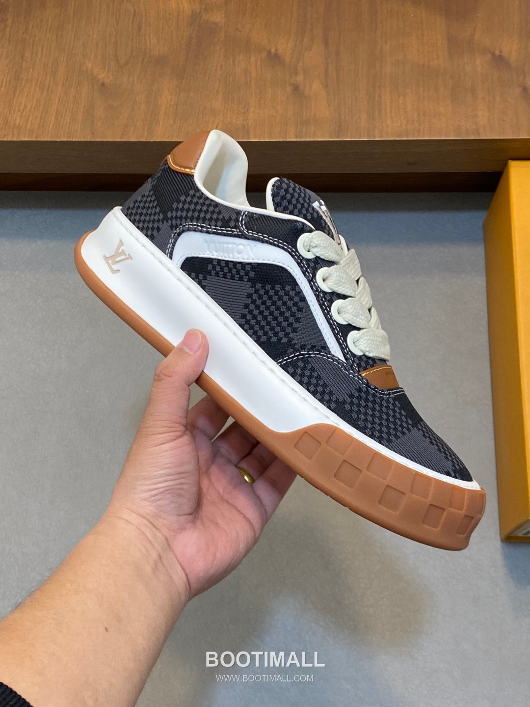 Louis Vuitton Monogram Print Calf Leather Sneaker Calf Leather Mesh Brown Sneakers 루이비통 모노그램 프린트 송아지 가죽 스니커즈 송아지 가죽 메쉬 브라운 4