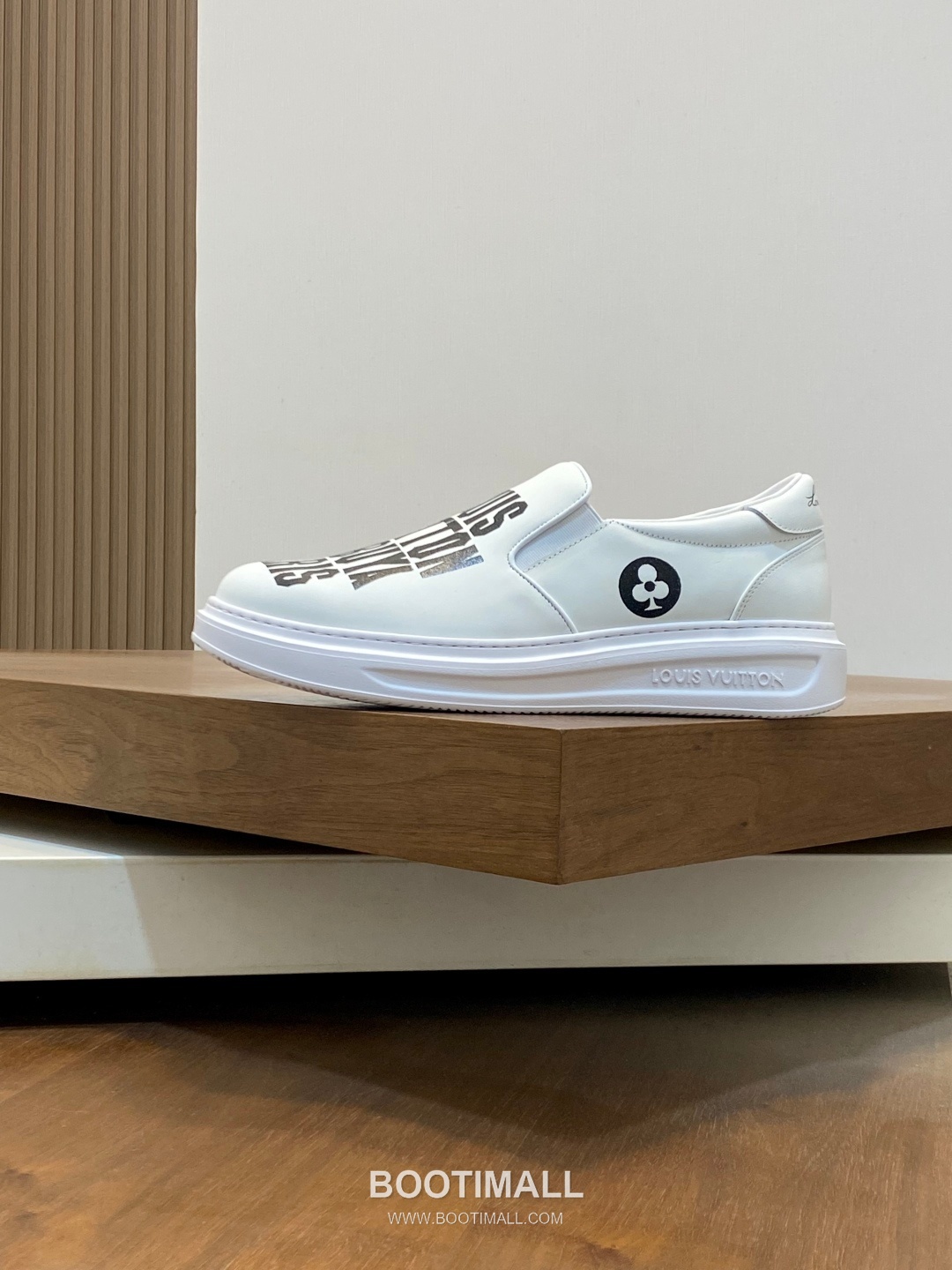 Louis Vuitton Embossed Calfskin TPU Sole Sneaker Calfskin Leather Sneakers 루이비통 엠보싱 송아지가죽 TPU 솔 스니커즈 송아지가죽 2