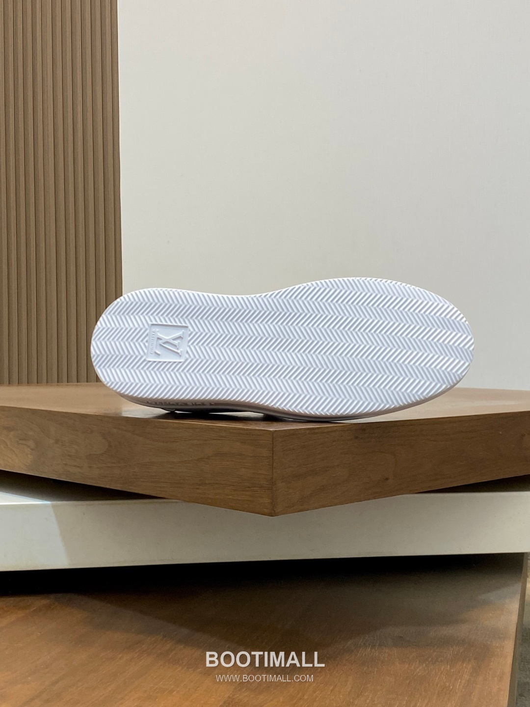 Louis Vuitton Embossed Calfskin TPU Sole Sneaker Calfskin Leather Sneakers 루이비통 엠보싱 송아지가죽 TPU 솔 스니커즈 송아지가죽 9