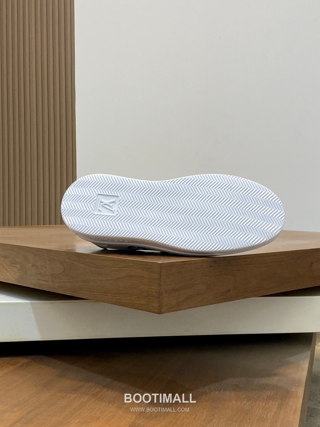 Louis Vuitton Embossed Calfskin TPU Sole Sneaker Calfskin Leather Sneakers 루이비통 엠보싱 송아지가죽 TPU 솔 스니커즈 송아지가죽 9