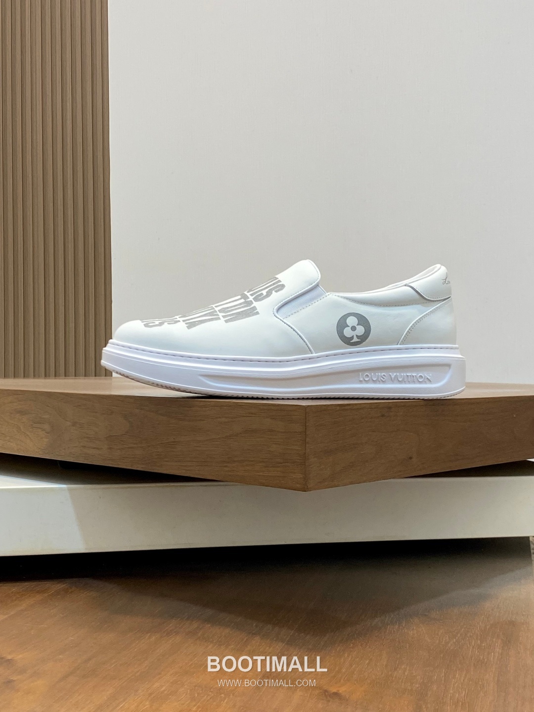 Louis Vuitton Embossed Calfskin TPU Sole Sneaker Calfskin Leather Sneakers 루이비통 엠보싱 송아지가죽 TPU 솔 스니커즈 송아지가죽 2