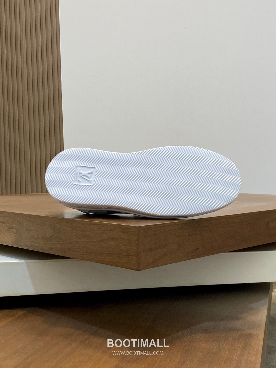 Louis Vuitton Embossed Calfskin TPU Sole Sneaker Calfskin Leather Sneakers 루이비통 엠보싱 송아지가죽 TPU 솔 스니커즈 송아지가죽 9