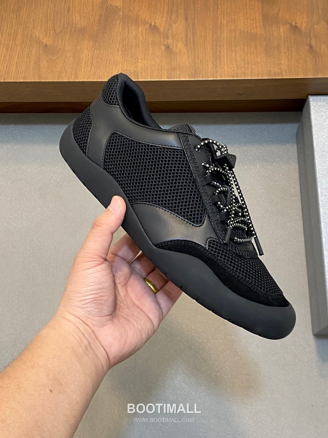 Prada Enamel Triangle Leather Sneaker Leather Sneakers 프라다 에나멜 트라이앵글 레더 스니커즈 레더 4