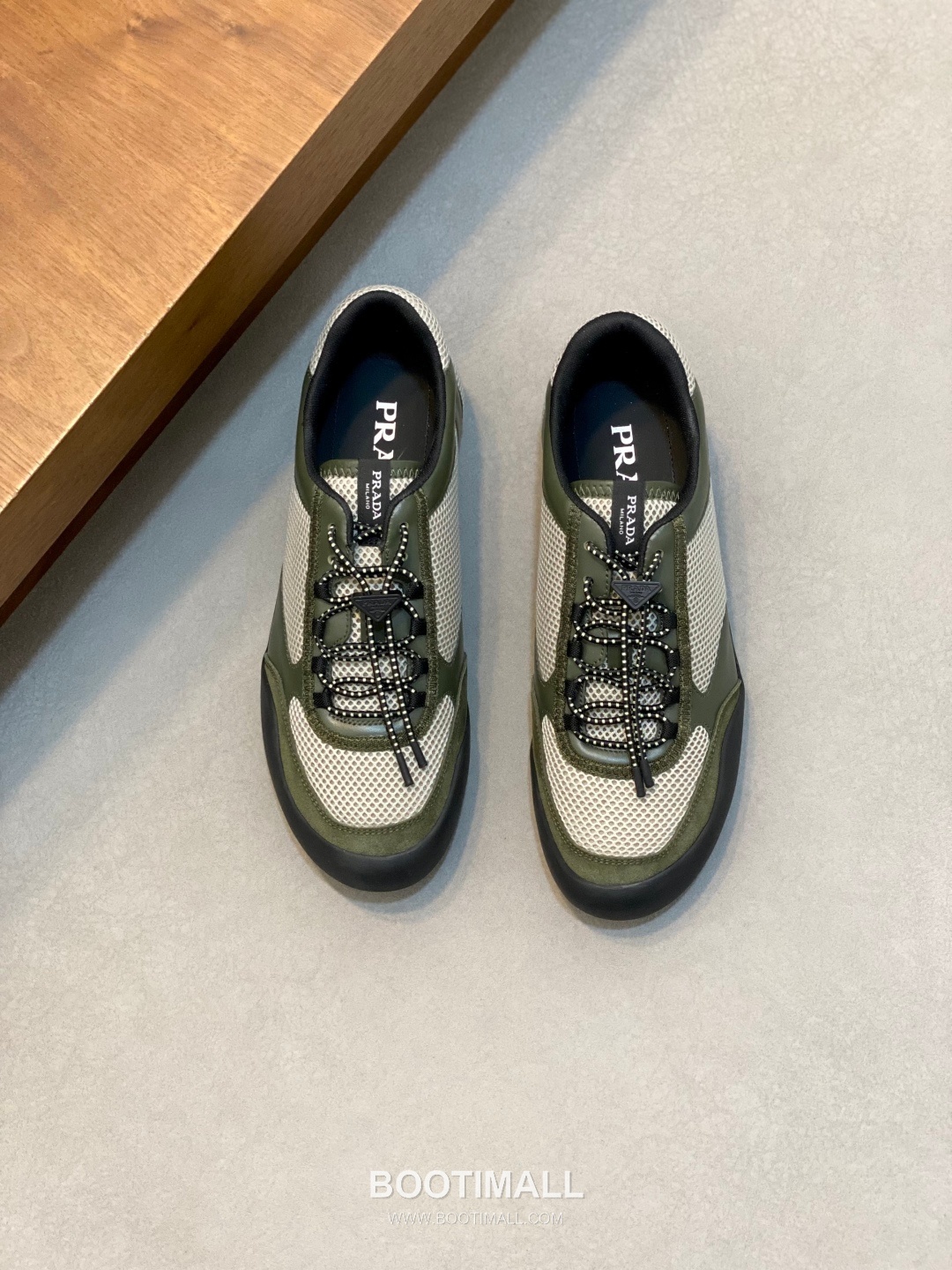 Prada Enamel Triangle Leather Sneaker Leather Sneakers 프라다 에나멜 트라이앵글 레더 스니커즈 레더 1