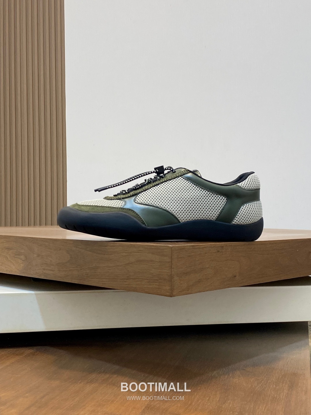 Prada Enamel Triangle Leather Sneaker Leather Sneakers 프라다 에나멜 트라이앵글 레더 스니커즈 레더 2