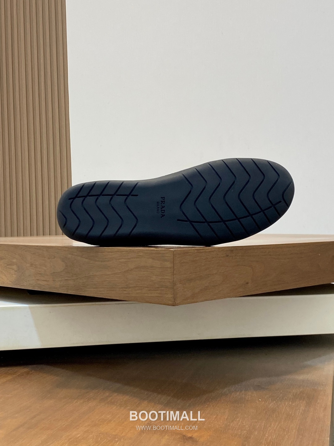 Prada Enamel Triangle Leather Sneaker Leather Sneakers 프라다 에나멜 트라이앵글 레더 스니커즈 레더 9