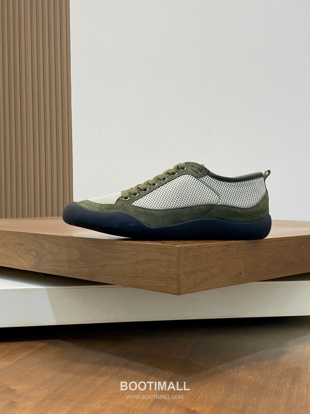 Prada Enamel Triangle Leather Sneaker Leather Sneakers 프라다 에나멜 트라이앵글 레더 스니커즈 레더 2