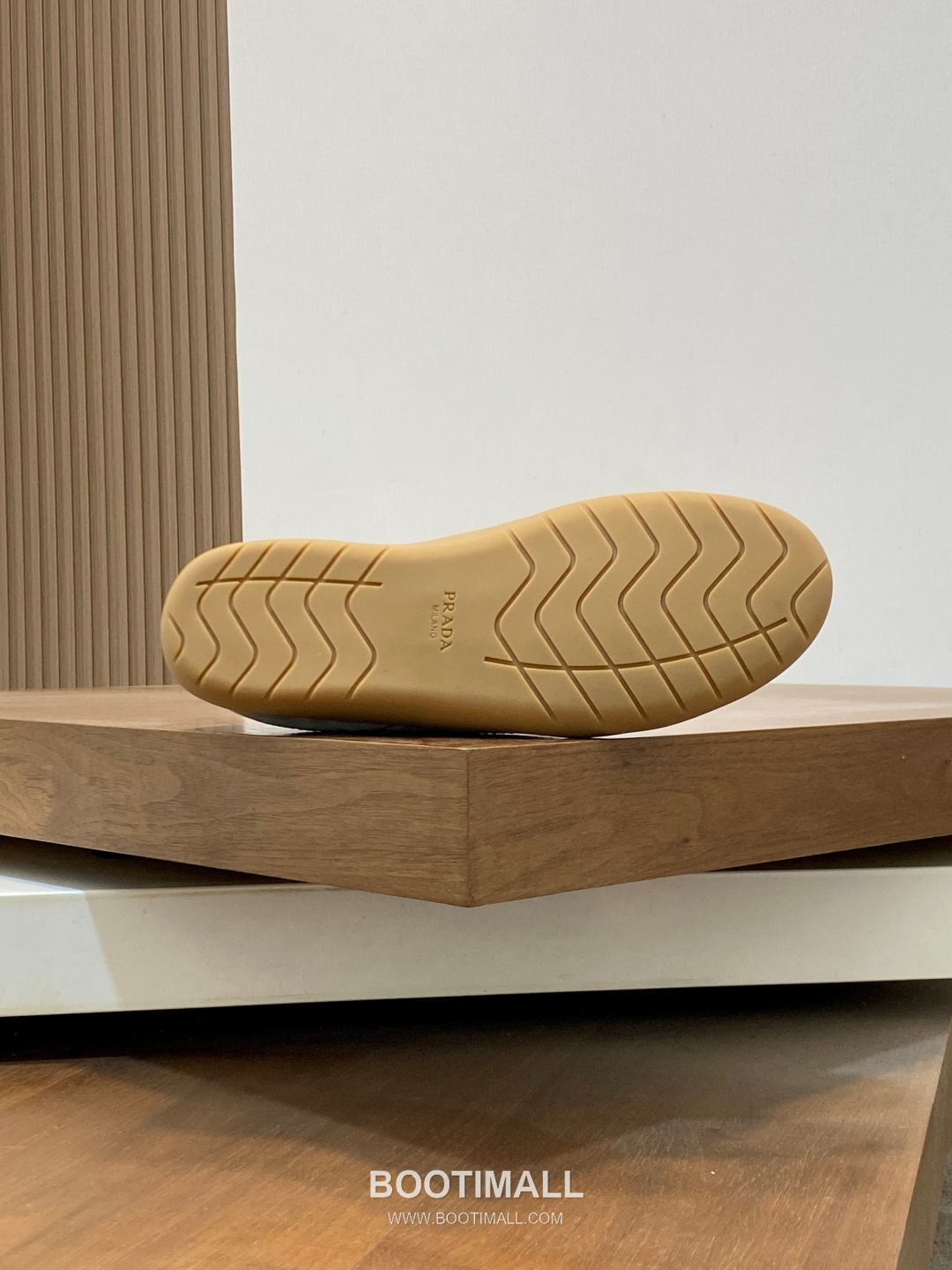 Prada Enamel Triangle Leather Sneaker Leather Sneakers 프라다 에나멜 트라이앵글 레더 스니커즈 레더 9