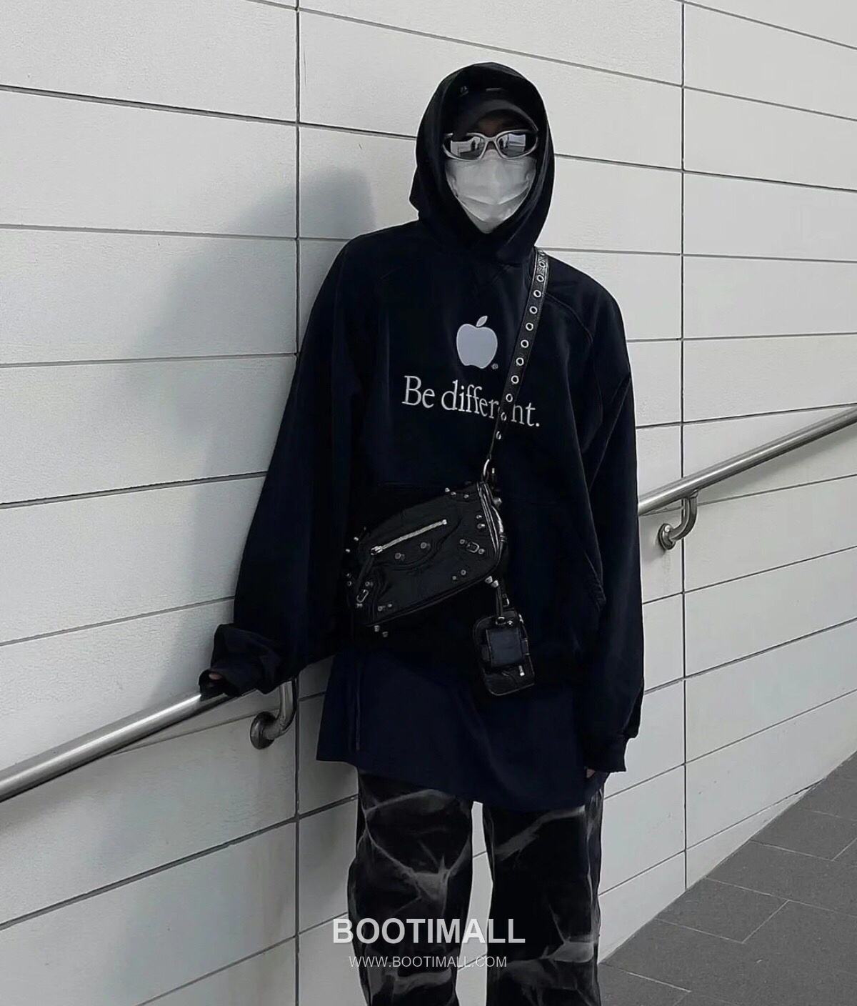 Balenciaga Moto Flap Camera Crinkled Calfskin Black Crossbody Bag 발렌시아가 모토 플랩 카메라 크링클 카프스킨 블랙 크로스백 24cm 1