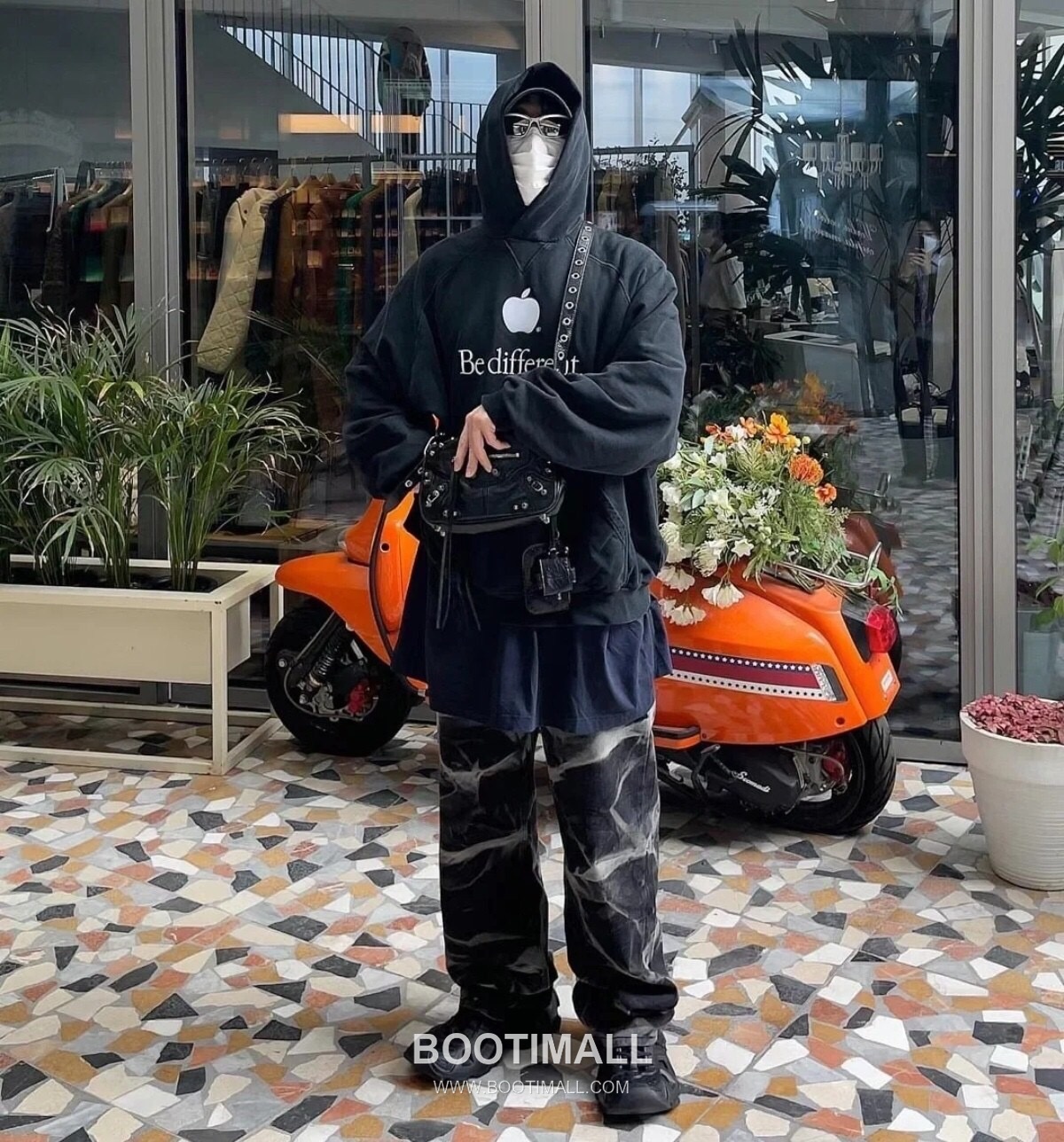 Balenciaga Moto Flap Camera Crinkled Calfskin Black Crossbody Bag 발렌시아가 모토 플랩 카메라 크링클 카프스킨 블랙 크로스백 24cm 2