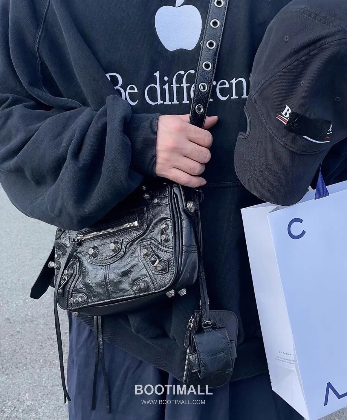 Balenciaga Moto Flap Camera Crinkled Calfskin Black Crossbody Bag 발렌시아가 모토 플랩 카메라 크링클 카프스킨 블랙 크로스백 24cm 3