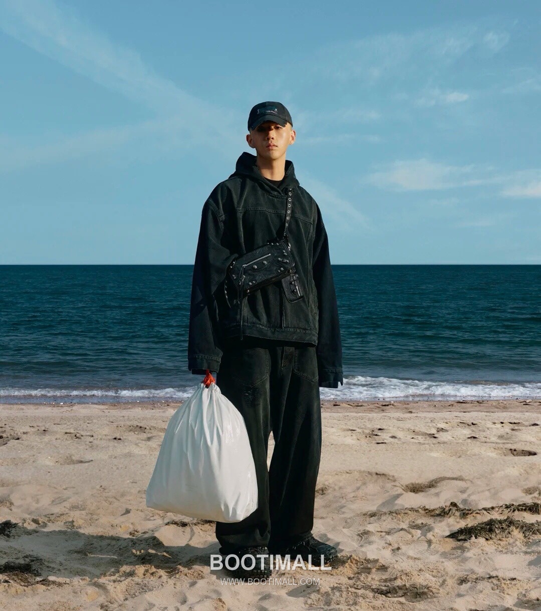 Balenciaga Moto Flap Camera Crinkled Calfskin Black Crossbody Bag 발렌시아가 모토 플랩 카메라 크링클 카프스킨 블랙 크로스백 24cm 5