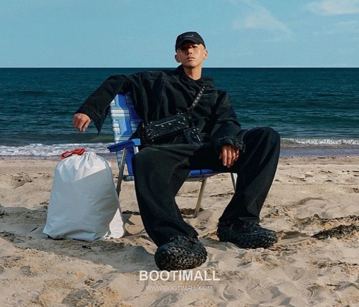 Balenciaga Moto Flap Camera Crinkled Calfskin Black Crossbody Bag 발렌시아가 모토 플랩 카메라 크링클 카프스킨 블랙 크로스백 24cm 7