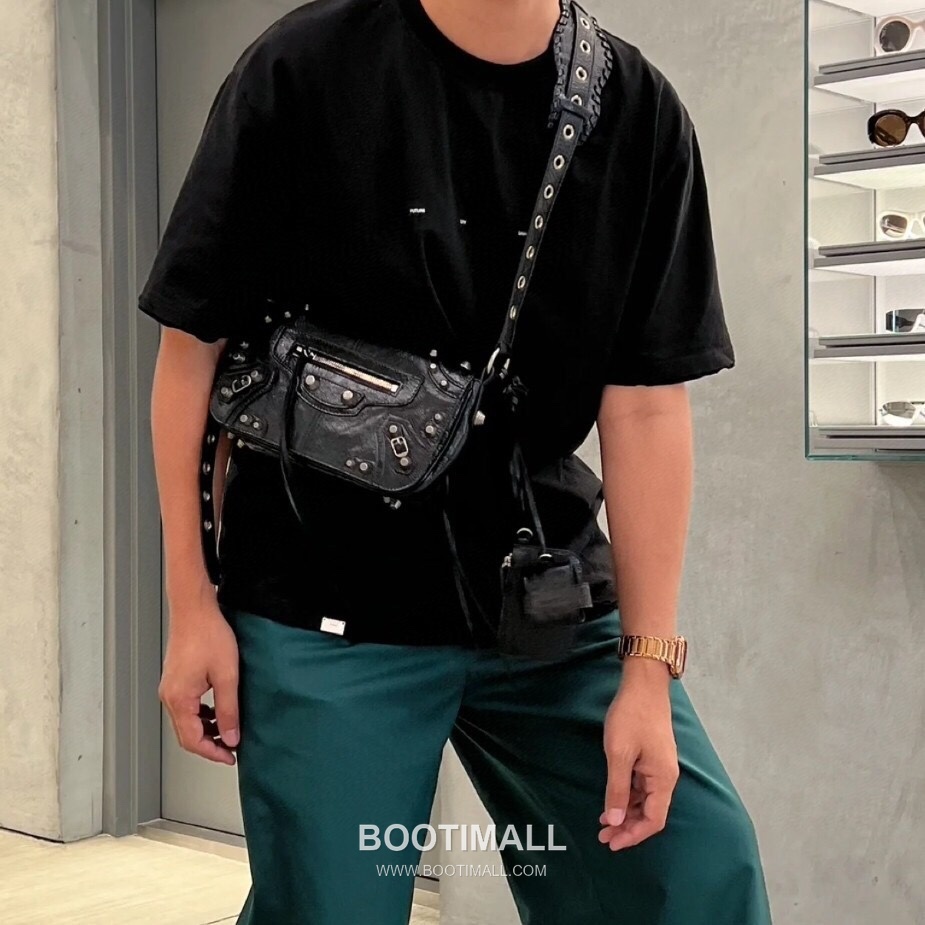 Balenciaga Moto Flap Camera Crinkled Calfskin Black Crossbody Bag 발렌시아가 모토 플랩 카메라 크링클 카프스킨 블랙 크로스백 24cm 8