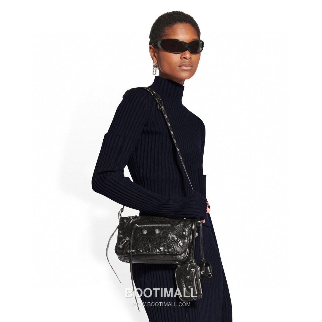 Balenciaga Moto Flap Camera Crinkled Calfskin Black Crossbody Bag 발렌시아가 모토 플랩 카메라 크링클 카프스킨 블랙 크로스백 24cm 9