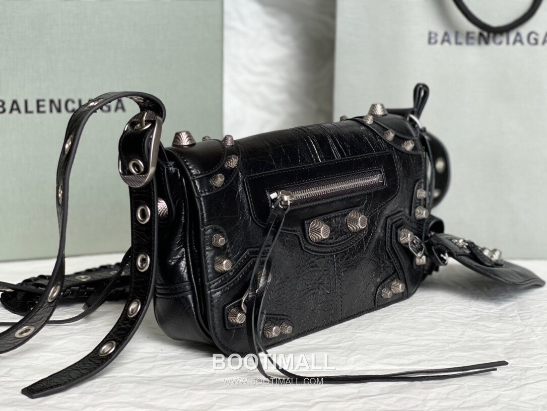 Balenciaga Moto Flap Camera Crinkled Calfskin Black Crossbody Bag 발렌시아가 모토 플랩 카메라 크링클 카프스킨 블랙 크로스백 24cm 13