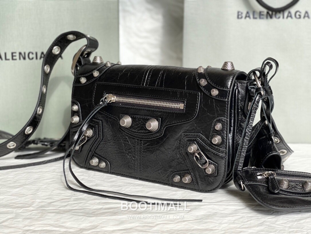 Balenciaga Moto Flap Camera Crinkled Calfskin Black Crossbody Bag 발렌시아가 모토 플랩 카메라 크링클 카프스킨 블랙 크로스백 24cm 14