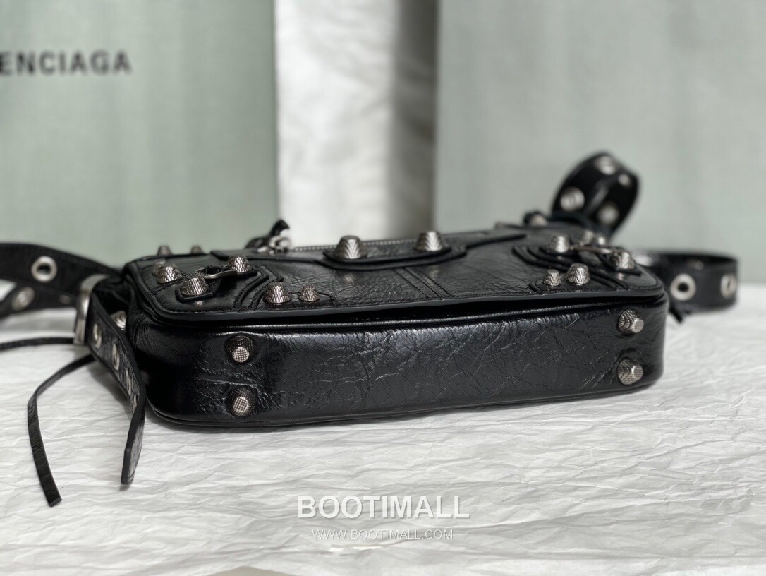Balenciaga Moto Flap Camera Crinkled Calfskin Black Crossbody Bag 발렌시아가 모토 플랩 카메라 크링클 카프스킨 블랙 크로스백 24cm 15